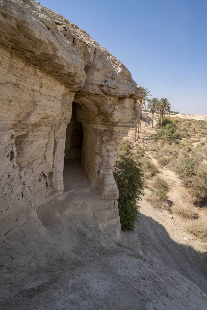 Eine von Menschen geschaffene Höhle für Einsiedler (Lavra) in den Klippen der Wüste Judäa, Israel. - Foto, Bild