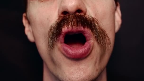 Κοντινό πλάνο του στόματος του ανθρώπου που τραγουδάει ένα τραγούδι και μιλάει στην κάμερα  - Πλάνα, βίντεο