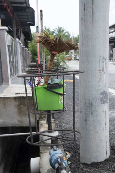 zielony plastikowy wiadro niechcianych obiektów domowych czyszczenia przy ulicy. - Zdjęcie, obraz