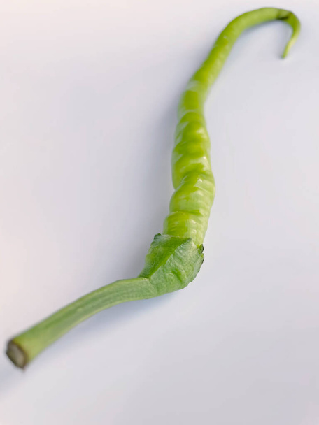 Зелений перець на білому тлі
 - Фото, зображення