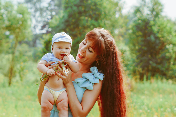 Uma jovem mãe criou seu bebê em seus braços
 - Foto, Imagem