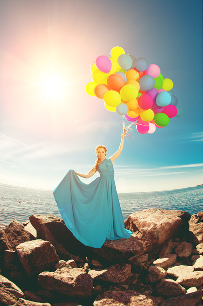 luxusní módní žena s balónky v ruce na hřišti proti - Fotografie, Obrázek