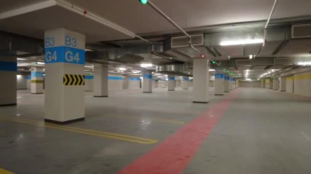 Lopen in een lege ondergrondse parkeergarage  - Video