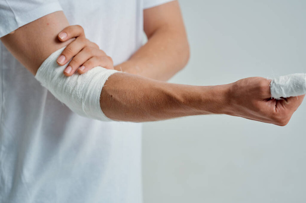 男性患者は手の怪我を指病院の薬に包帯し - 写真・画像