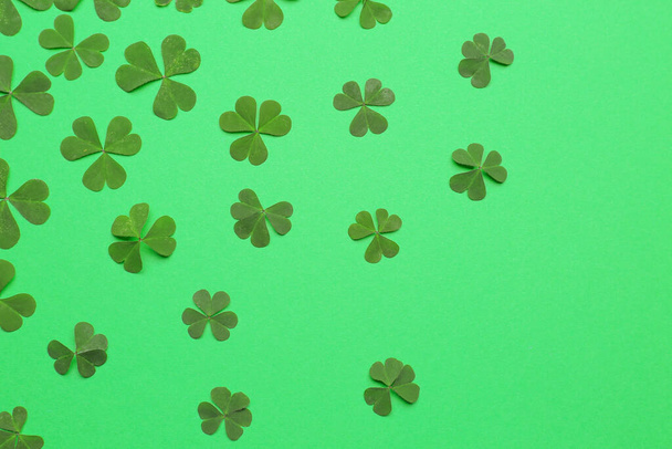Beautiful clover on green background, flat lay - Foto, Imagem