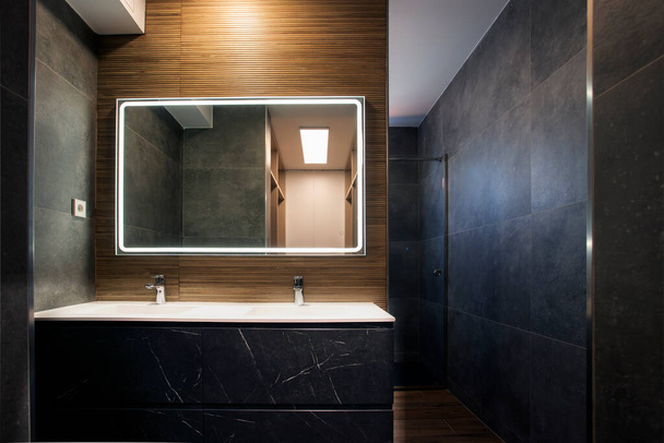 мраморная двойная раковина тщеславие с зеркалом со светом в сером и коричневом дизайне ванной комнаты - Фото, изображение