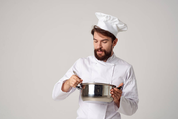 chef masculino emocional com uma panela em suas mãos cozinhar  - Foto, Imagem