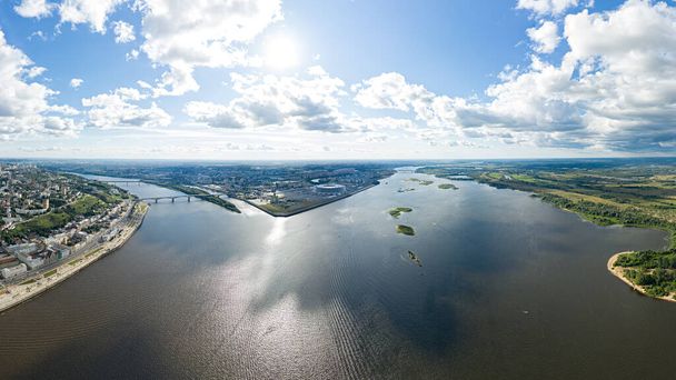 Nizhny Novgorod, Rússia. Panorama da cidade. Seta. A confluência dos rios Oka e Volga. Vista aérea - Foto, Imagem