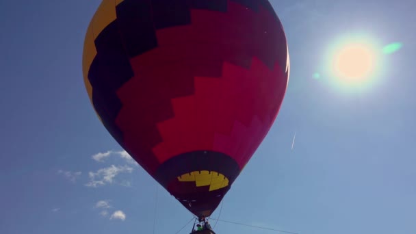 Balão de ar quente se preparando para decolagem, após o pôr do sol, em um dia nublado - Filmagem, Vídeo