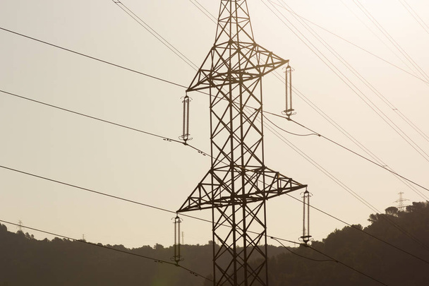 Электрические башни в природе, транспортирующие электроэнергию через горы - Фото, изображение