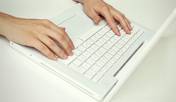 bir dizüstü bilgisayarda çalışan insan eli - Fotoğraf, Görsel