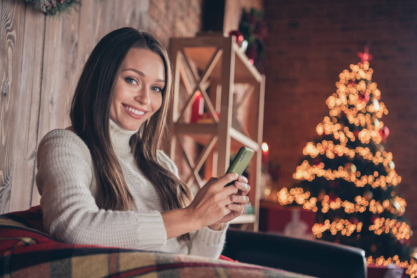 Photo portrait smiling woman keeping cellphone browsing social media sitting on couch - Photo, image