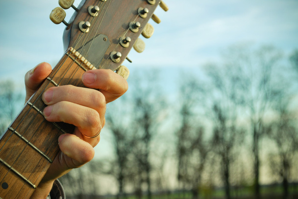 Sostener una guitarra
 - Foto, imagen