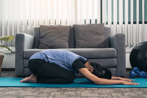 Asyalı kadınlar evde yoga dersleri aldıktan sonra esneme egzersizleri yaparlar.. - Fotoğraf, Görsel