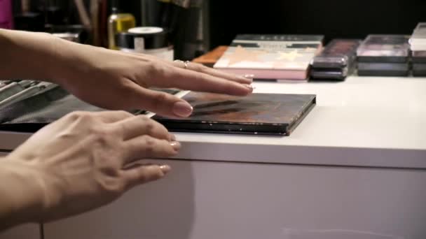 meikki taiteilija avaaminen jauhe varjo paletti kauneushoitola edessä peili - Materiaali, video