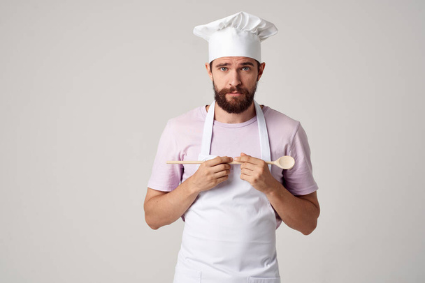 Šéfkuchař v kuchyni s lžící v ruce na izolovaném pozadí. Kvalitní fotografie - Fotografie, Obrázek