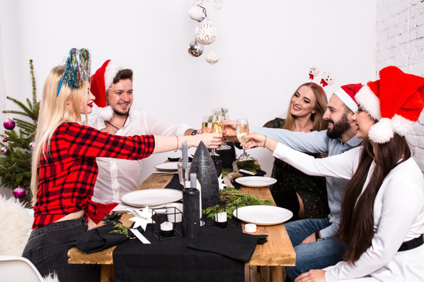 Vánoční večírek veselí přátelé v pití a zábava - Fotografie, Obrázek
