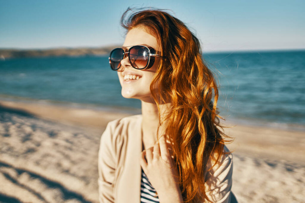 mujer con gafas de sol en verano en la naturaleza - Foto, imagen