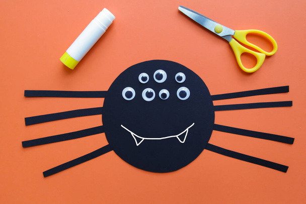 Dítě vytváří černého pavouka. Halloweenská dekorace. Projekt dětského umění. Koncept DIY. Krok za krokem. Krok 6 - Fotografie, Obrázek