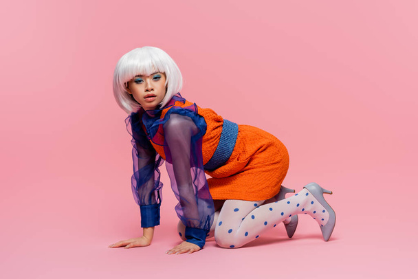Asijské pop art žena v patě boty klečí na růžovém pozadí - Fotografie, Obrázek