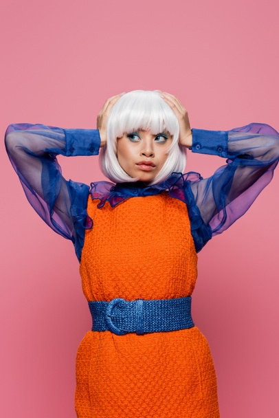 Jovem asiático pop art modelo segurando as mãos perto da cabeça isolado em rosa  - Foto, Imagem