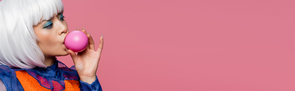 Κομψό ασιατικό μοντέλο pop art φυσώντας τσίχλα απομονωμένη σε ροζ, banner  - Φωτογραφία, εικόνα