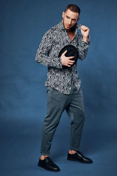 hombre de camisa con sombrero negro posando estilo elegante de moda - Foto, Imagen