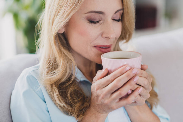 Foto retrato mujer rubia cabello disfrutando de café aroma bebida relajante solo - Foto, Imagen