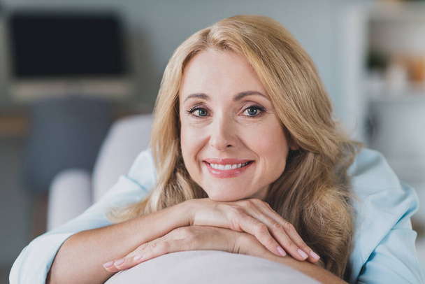 Photo portrait femme cheveux blonds souriant heureux rester à la maison frissonnant sur la semaine - Photo, image