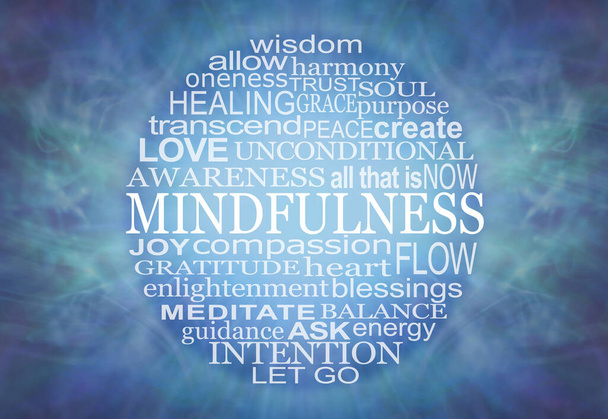 Mindfulness Word Bubble op Blauwe Etherische Achtergrond - cirkelvormige woord wolk relevant voor mindfulness tegen een wispy spirituele thema achtergrond Wall Art Canvas paneel ideaal voor een holistische therapeut healing room - Foto, afbeelding