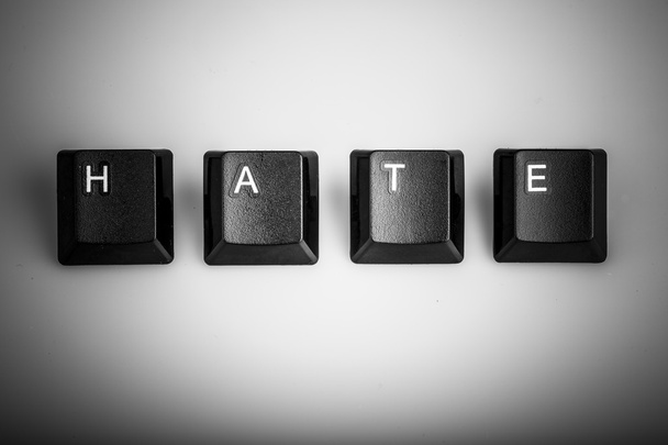 κείμενο μίσους που σχηματίζονται με τα πλήκτρα του υπολογιστή πληκτρολόγιο σε λευκό φόντο - Φωτογραφία, εικόνα