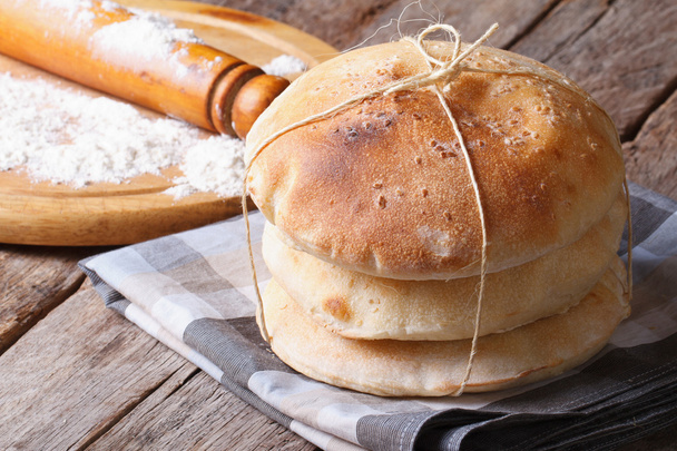 pain pita cuit au four, rouleau à pâtisserie et farine horizontale
 - Photo, image