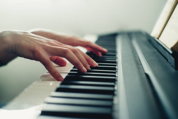 рука на клавішах піаніно крупним планом
 - Фото, зображення