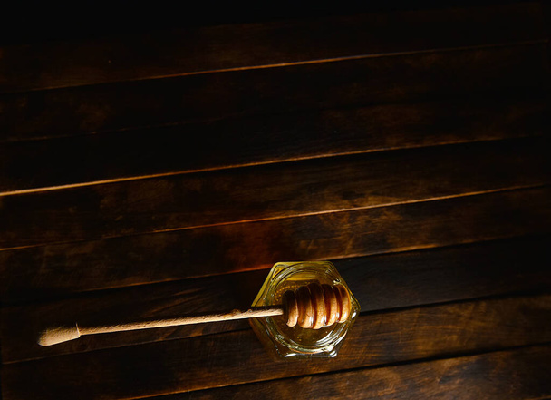 Honigstange auf dunklem Holzgrund - Foto, Bild