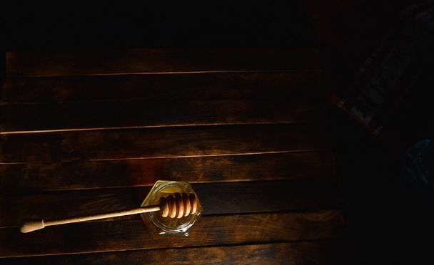 palo de miel sobre un fondo de madera oscura - Foto, imagen