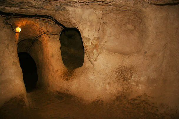 Ιστορικά εγκαταλελειμμένες υπόγειες πόλεις από την βυζαντινή εποχή στην Καππαδοκία γαλοπούλα, σαλόνια, εκκλησίες, διαδρόμους, αποθήκες και πολλά άλλα - Φωτογραφία, εικόνα