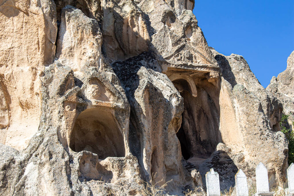 Phrygian Valley (Frig Vadisi). Több ezer évvel ezelőtti romok. Ősi barlangok és kőházak Ayazini Afyonkarahisar, Törökország. - Fotó, kép