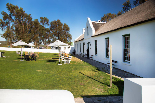 történelmi régi holland parasztház (Cape Dutch revival), vidéki tengerparti vadonban - Fotó, kép
