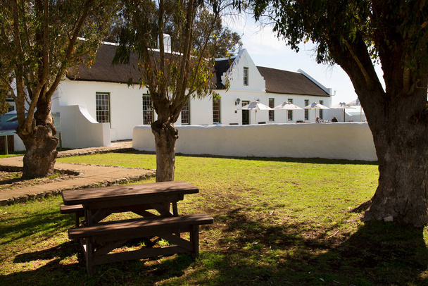 történelmi régi holland parasztház (Cape Dutch revival), vidéki tengerparti vadonban - Fotó, kép