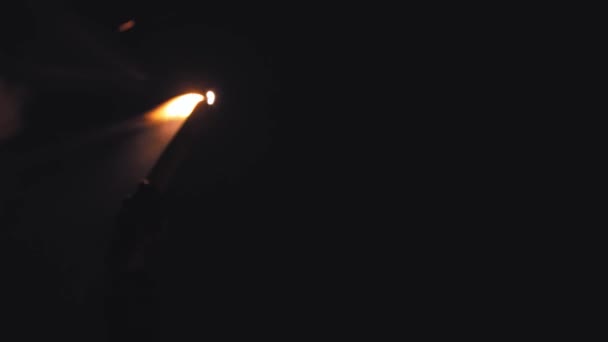 Un hombre sostiene una bomba de humo encendida en su mano - Imágenes, Vídeo