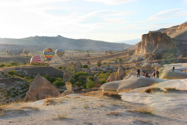 国立公園の上の火山の風景を圧倒的に楽しむ観光客と熱気球を漂流 - 写真・画像