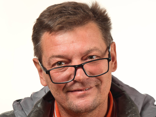 velho não raspado homem em óculos com expressões faciais close-up 2021 - Foto, Imagem