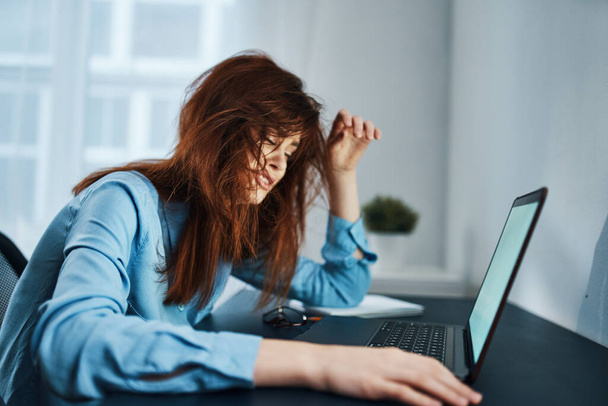 женщина студентка перед ноутбуком обучения усталости - Фото, изображение
