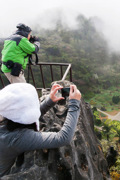Los turistas disfrutan tomando fotos en el mirador de Sa Pa, las principales atracciones turísticas de Vietnam. - Foto, Imagen