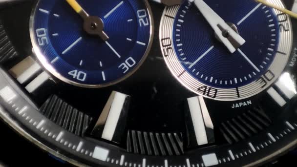 Primer plano Macro de reloj de pulsera. negro reloj de pulsera masculina macro - Metraje, vídeo