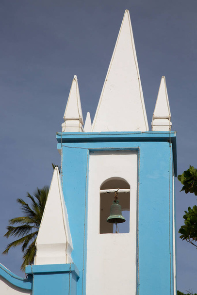ビーチの近くの中央広場にあるアッシスの聖フランシス教会の青と白 - 写真・画像