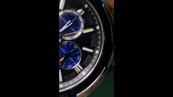 Zbliżenie Makro zegarka na rękę. czarny mężczyzna nadgarstek zegarek makro - Materiał filmowy, wideo