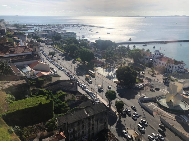 zvýšený pohled na pobřežní městskou scénu z balkónu - Fotografie, Obrázek