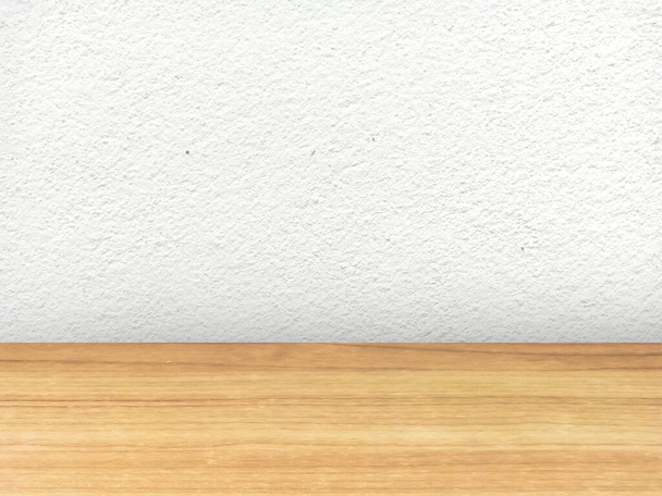 白いグランジセメントの壁と木製のパターンテーブル. - 写真・画像