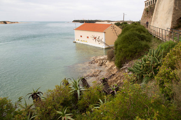 Μικρή πόλη κοντά στον ποταμό Mira στο νοτιοδυτικό Alentejo, Πορτογαλία - Φωτογραφία, εικόνα